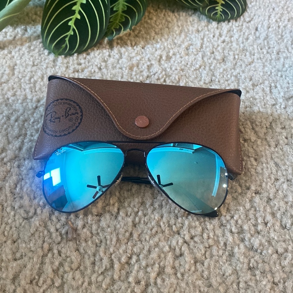 Ray Ban Aviators! Only worn once. Blue lens with black frame and brown case.